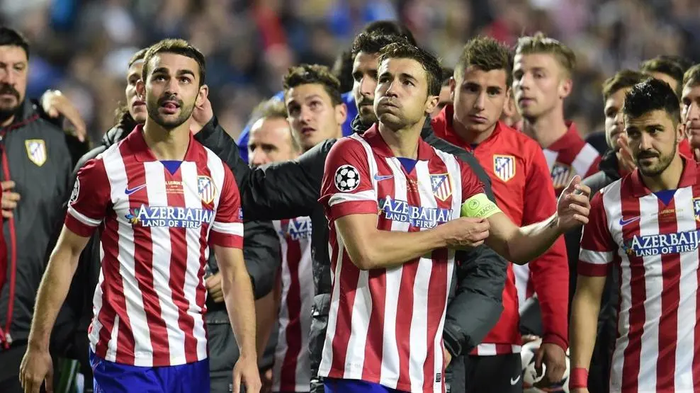 Jugadores del atlético de madrid luego de perder contra el real madrid