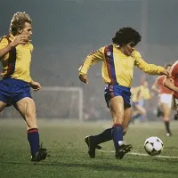 Maradona con la camiseta Barcelona 1982 visitante