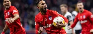 Jugador celebrando un gol con la cuarta camiseta atlético de madrid 2022
