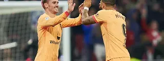 Griezmann y Memphis Depay celebrando un gol con la 3a equipación atlético de madrid 2022