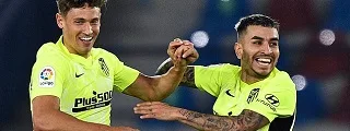 Correa celebrando un gol con la camiseta tercera del atletico de madrid