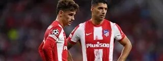Suárez y Griezmann con la camiseta atleti 2021 2022