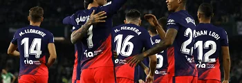 Jugadores celebrando un gol con la camiseta suplente atletico madrid 2021