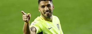 Luis Suárez celebrando un gol con la camiseta tercera del atletico de madrid