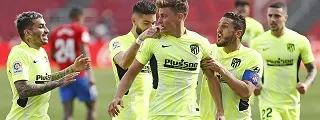 Jugadores celebrando un gol con la camiseta tercera del atletico de madrid