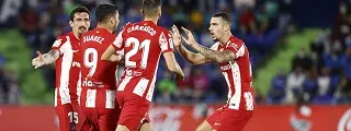 Carrasco y Suárez con la camiseta atlético de madrid 2021