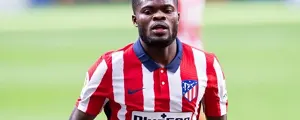 Jugadores celebrando un gol con la camiseta atlético de madrid 2020-21 local