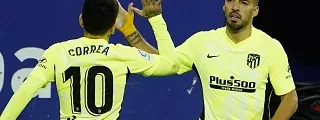 Correa y Suárez celebrando un gol con la camiseta tercera del atletico de madrid