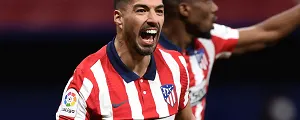 Suárez celebrando un gol con la camiseta atlético de madrid 2020-21 local