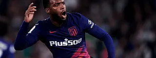 Thomas Lemar celebrando un gol con la atlético de madrid segunda equipación 2021