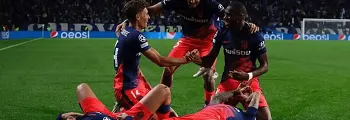 Jugadores celebrando un gol con la 2 camiseta atlético de madrid 2021