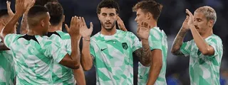 Jugadores entrenando con la equipación entrenamiento atlético de madrid 2023