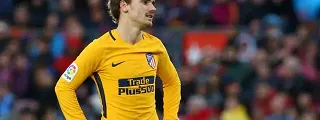 Griezmann con la segunda equipación atlético de madrid 2017 en un partido vs. el FC Barcelona