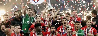 Jugadores celebrando la Europa League con la atlético de madrid camiseta 2017