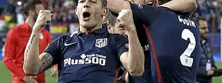 Godín celebrando un gol con la camiseta atlético de madrid 2015 visitante