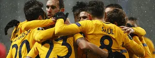 Jugadores celebrando con la segunda camiseta atleti 2017