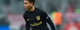 Jugador usando la segunda camiseta del atlético de madrid 2016