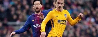 Griezmann jugando contra Messi usando la segunda equipación atlético de madrid 2017