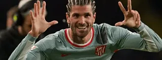 De Paul celebrando un gol con la camiseta atlético de madrid 2024-25 visitante