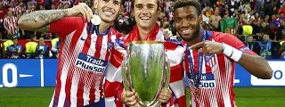 griezmann celebrando la supercopa con la camiseta atlético 2018