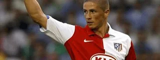 Fernando Torres usando la camiseta del atlético de madrid 2006-07 local