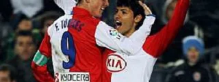 Fernando Torres y Kun Aguero usando la camiseta del atlético de madrid 2006-07 local