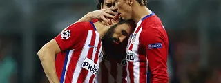Jugadores celebrando con la camiseta atlético 15 16