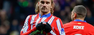 Griezmann celebrando un gol con la camiseta atlético de madrid 2024-25 local