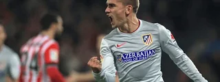 Griezmann celebrando un gol con la camiseta del atlético de madrid 2014-15 visitante