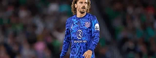 Griezmann con la camiseta atlético de madrid 2024-25 tercera