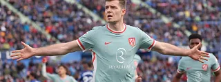 Jugador celebrando un gol con la camiseta atlético de madrid 2024-25 visitante