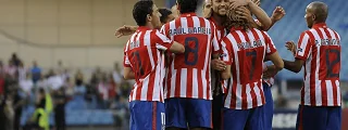 Jugadores celebrando con la camiseta del atlético de madrid 2009 2010