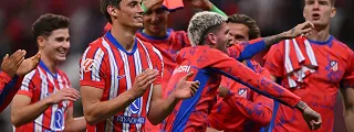 Jugadores celebrando un gol con la equipación del atlético de madrid 2024