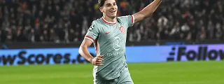 Julián Álvarez celebrando un gol con la camiseta atlético de madrid 2024-25 visitante