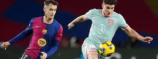 Julián Álvarez contra el barcelona usando la camiseta del atlético de madrid 2024-25 visitante