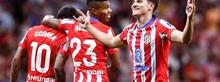 Julian Alvarez con Correa celebrando un gol con la camiseta atlético de madrid 2024-25 local