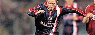 Juninho Roma usando la camiseta del atlético de madrid 1998-99 visitante