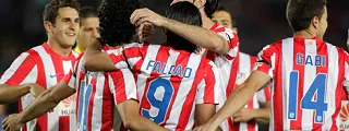 Jugadores celebrando un gol con la camiseta atleti 12 13