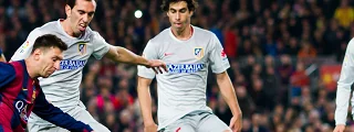 atlético de madrid en un partido vs el barcelona con la camiseta visitante 2014-15