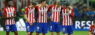 Jugadores en penales con la equipación atlético de madrid 2015