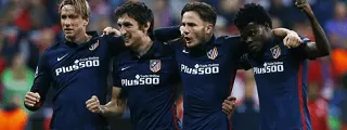 Jugadores celebrando un gol con la camiseta atlético de madrid 2015 alternativa