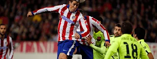 fernando torres cabeceando con la camiseta atletico de madrid 2014