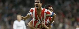 Jugadores celebrando un gol con la camiseta atlético 2012