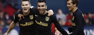 Correa y Griezmann celebrando un gol con la segunda equipación atlético de madrid 2016