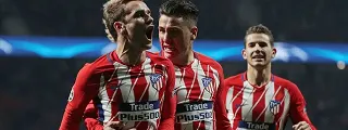 Griezmann celebrando un gol con la camiseta atleti 17 18