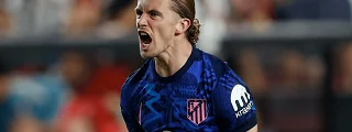 jugador celebrando un gol con la camiseta atlético de madrid 2024-25 tercera