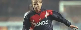 jugador con el uniforme atlético de madrid 1996 visitante