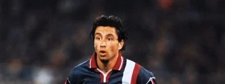 jugador con el uniforme del atlético de madrid 1998 visitante