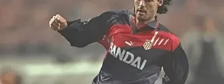 jugador con la camiseta atlético de madrid 1996 visitante
