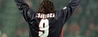 jugador con la camiseta atlético de madrid 1996 visitante reverso